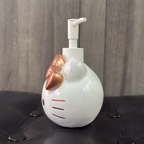 New Hello Kitty Head With Golden Copper Bow Lotion Soap Dispenser Pump - Picture 5 of 7